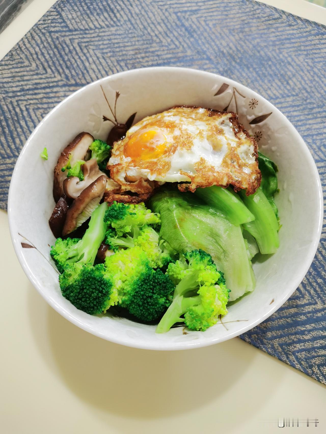 同事看着餐盘里寥寥无几的菜感慨：职场画饼能管饱，食堂饭菜只管饿。