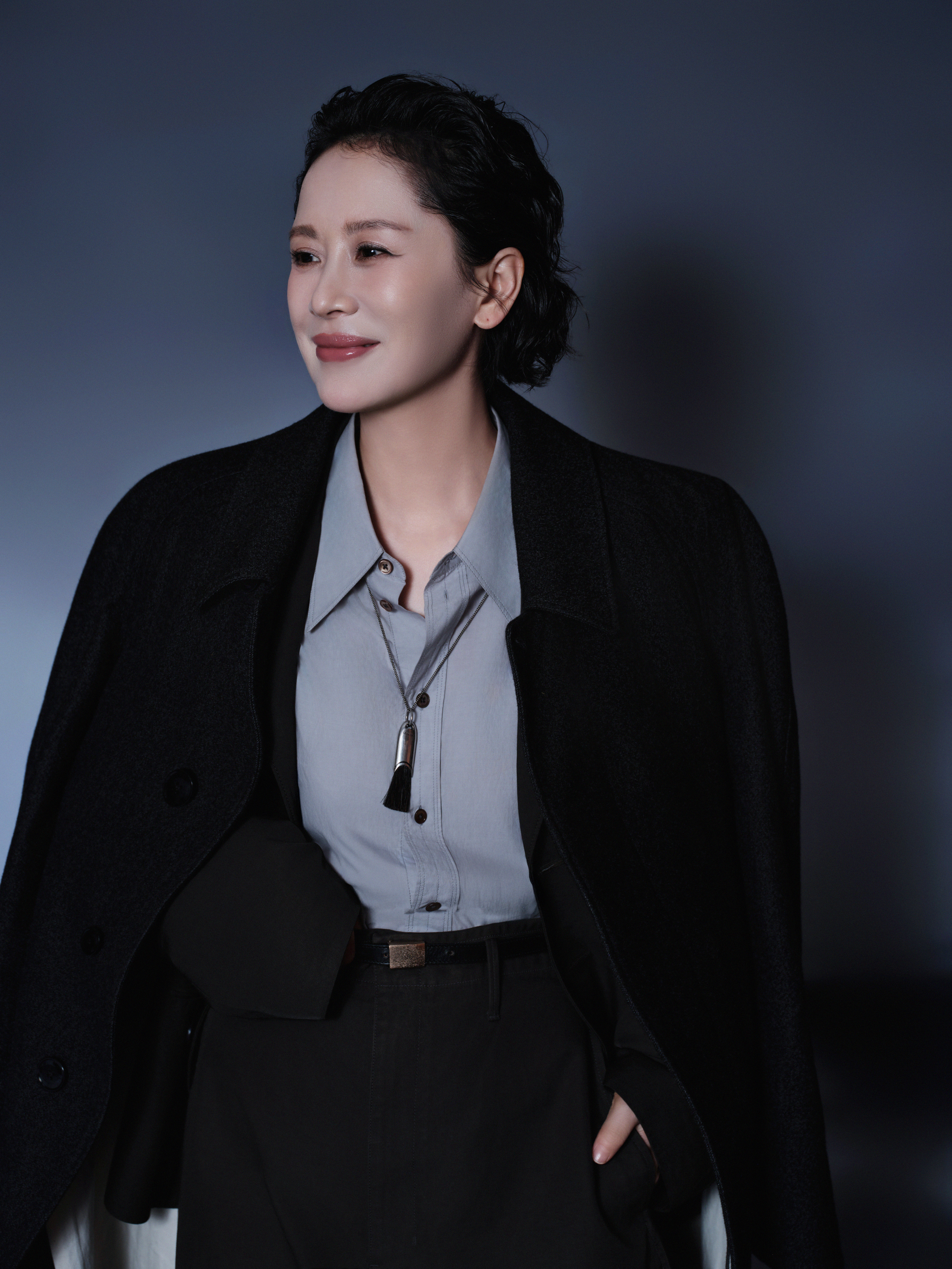 海清一袭Lemaire墨绿西装出席第四届InStyle时代女性盛典，简单的风衣套