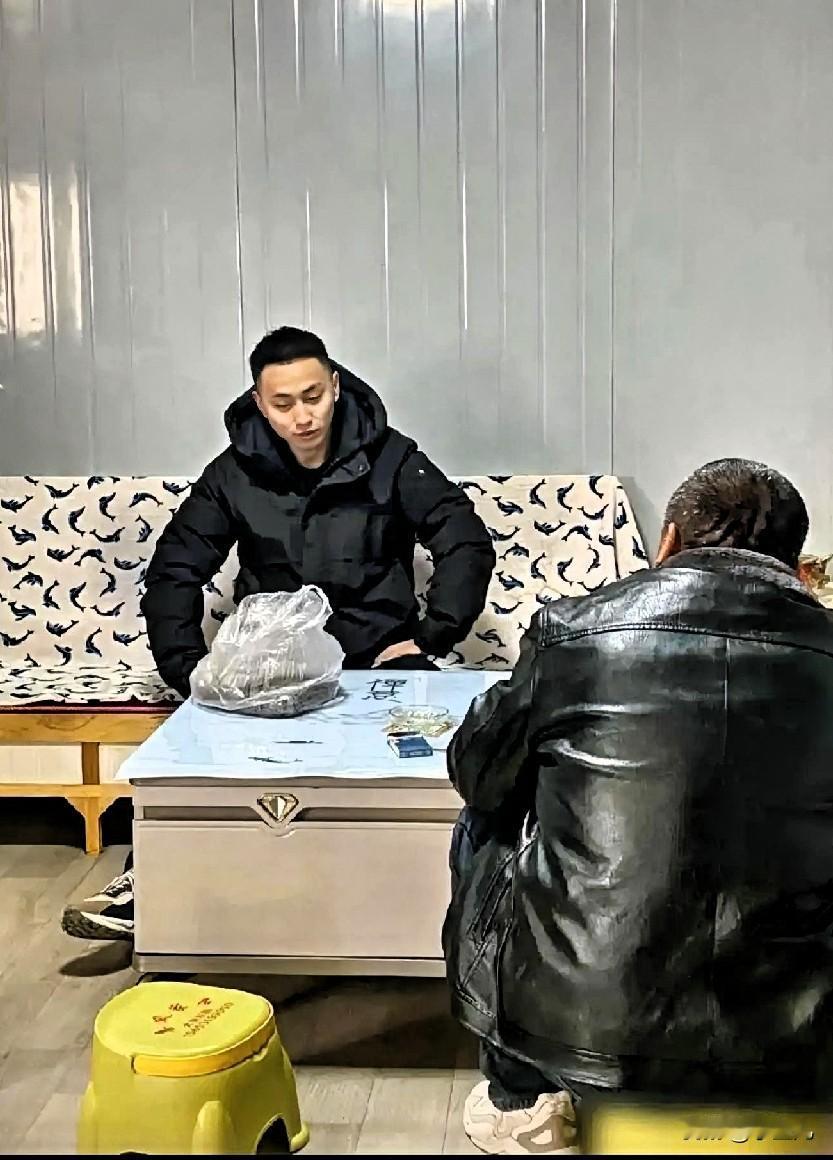 老丈人上门找女儿，女儿不在家。

没想到跟女婿聊了两个小时！问有没有烟酒，女婿摇