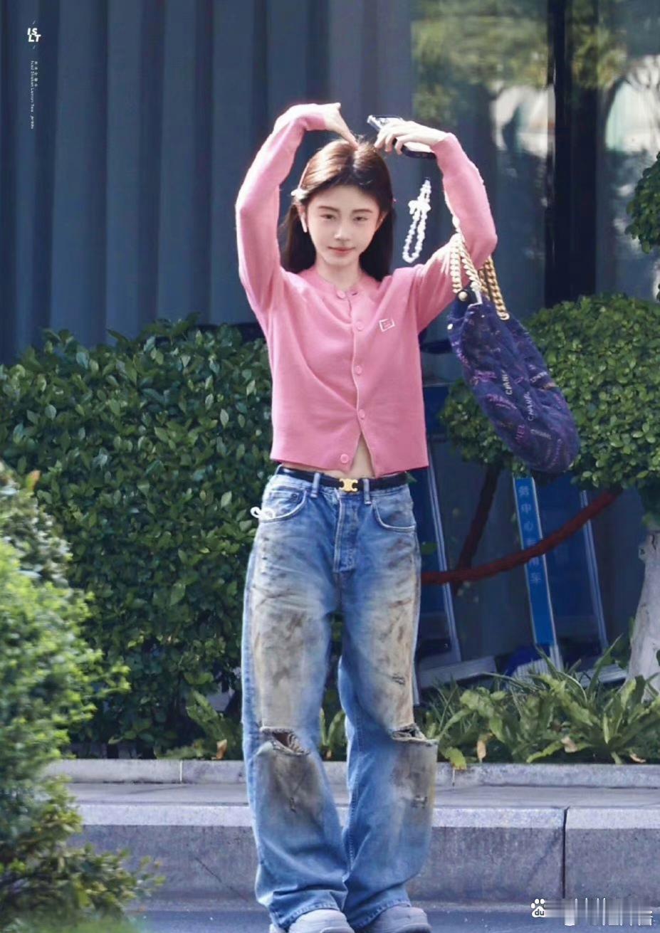 鞠婧祎，快回家换条干净的裤子吧，这条又破又脏的真难看 