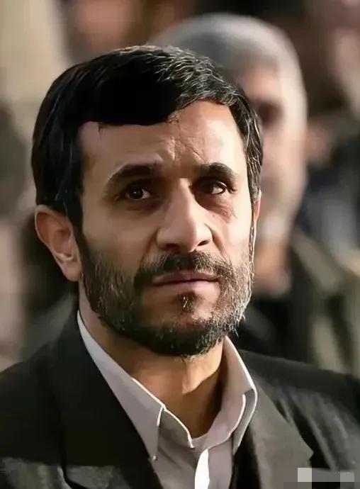 4月25日，伊朗伊斯兰革命卫队夜间放出大招，公开宣布扣押了一艘涉嫌给美军“跑腿运