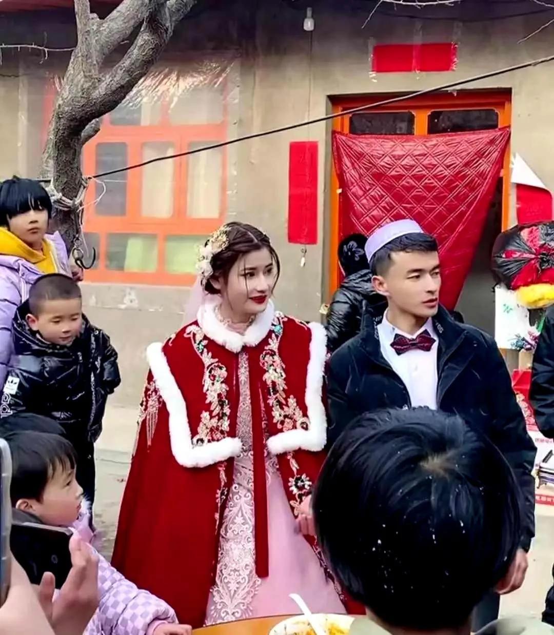 一对新疆小夫妻结婚的场景，果然是新疆多美女，五步一热巴，十步一娜扎。
维族姑娘个