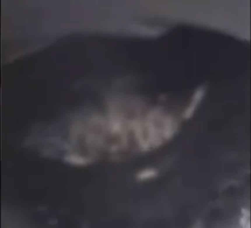浙江一家长在学校陪餐时，发现食堂绞肉机内有大量蛆虫，而且都是活的在里面蠕动！
 