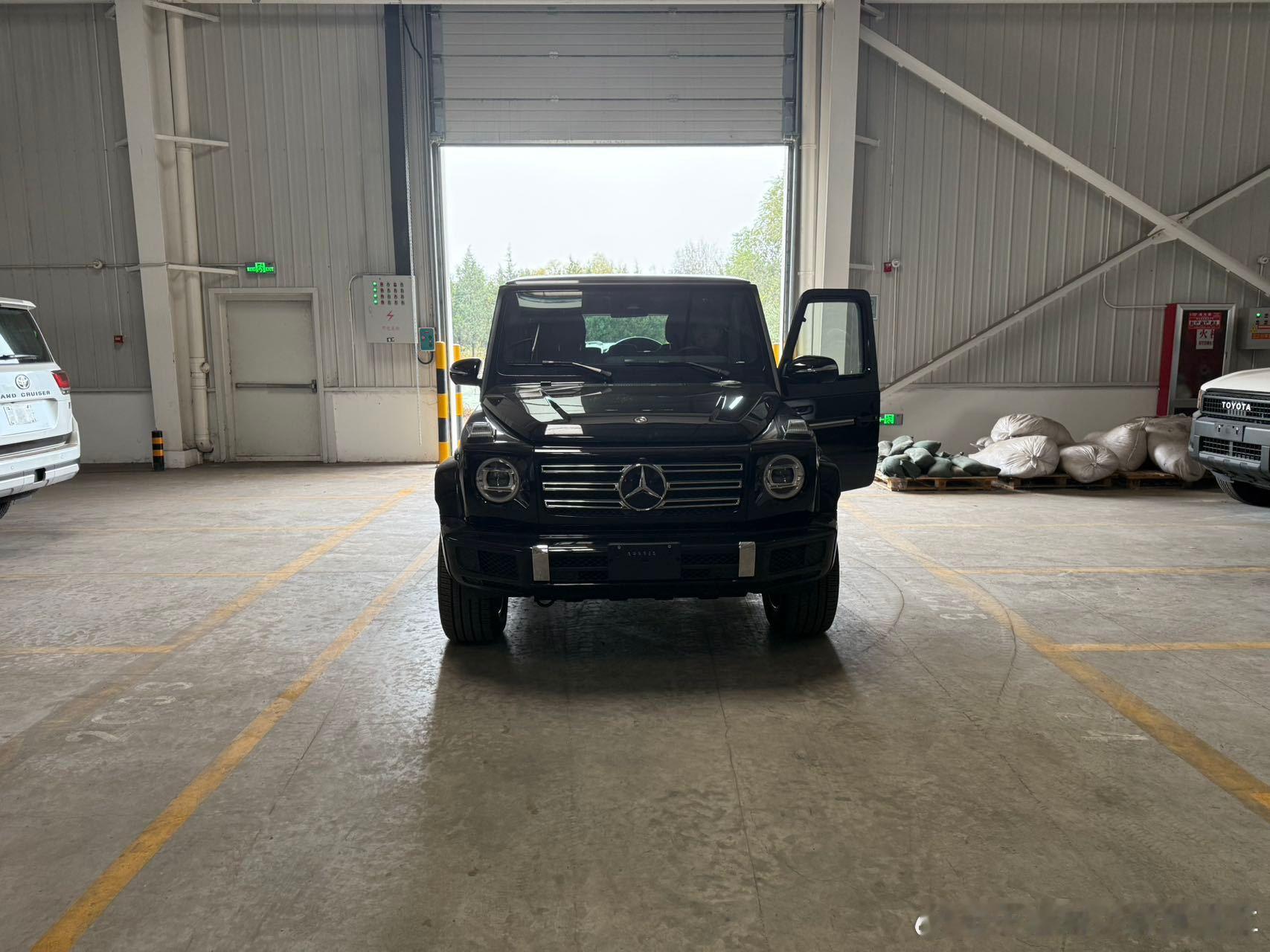 24款  奔驰G400d  柴油 502327手续齐当天票黑/黑灰双拼配置:1、