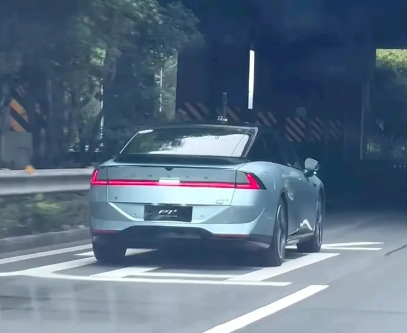 车若初见 来看看小鹏P7+增程版实车，车尾对比纯电有变化，全新的环形尾灯，之前公