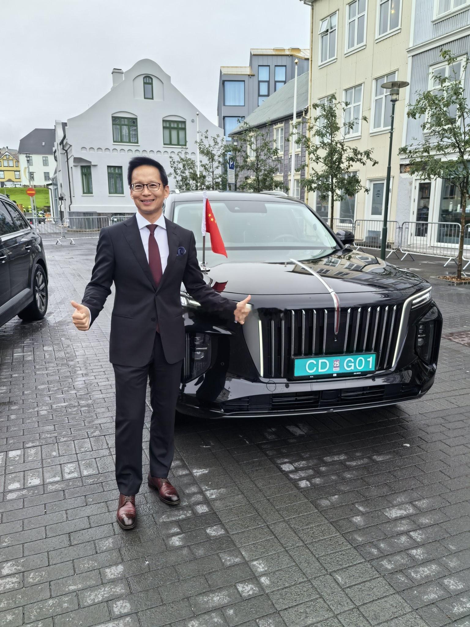 8月1日，驻冰岛大使何儒龙乘坐国产红旗EV出席冰岛新总统就职典礼。 ​​​
