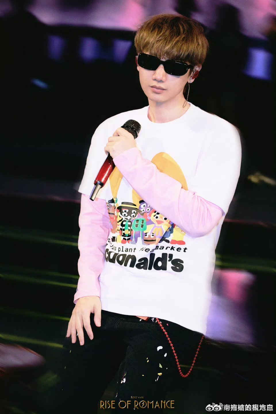 林俊杰给汪苏泷送花篮乐坛暖心一幕！林俊杰给汪苏泷送花篮，温柔应援太圈粉，期待两位