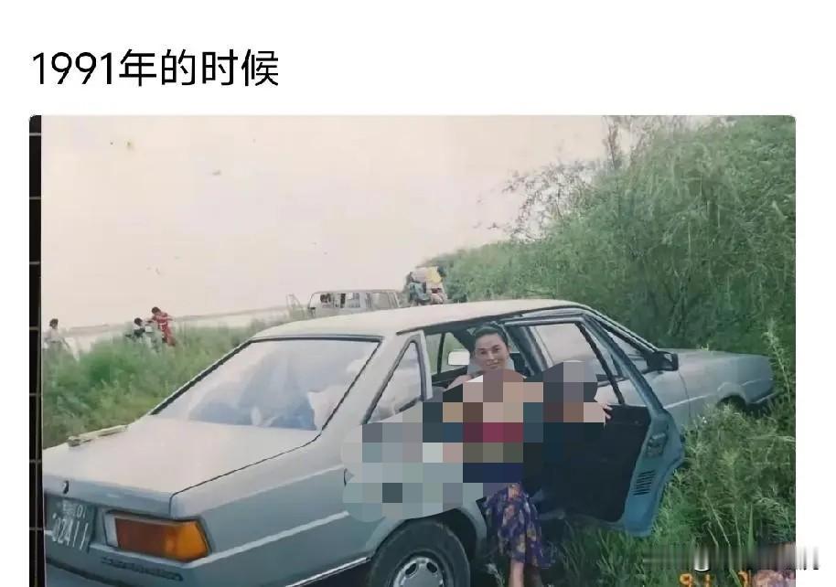 不得不说，在90年代买得起这样的车，能打败全国80%的家庭了吧？
