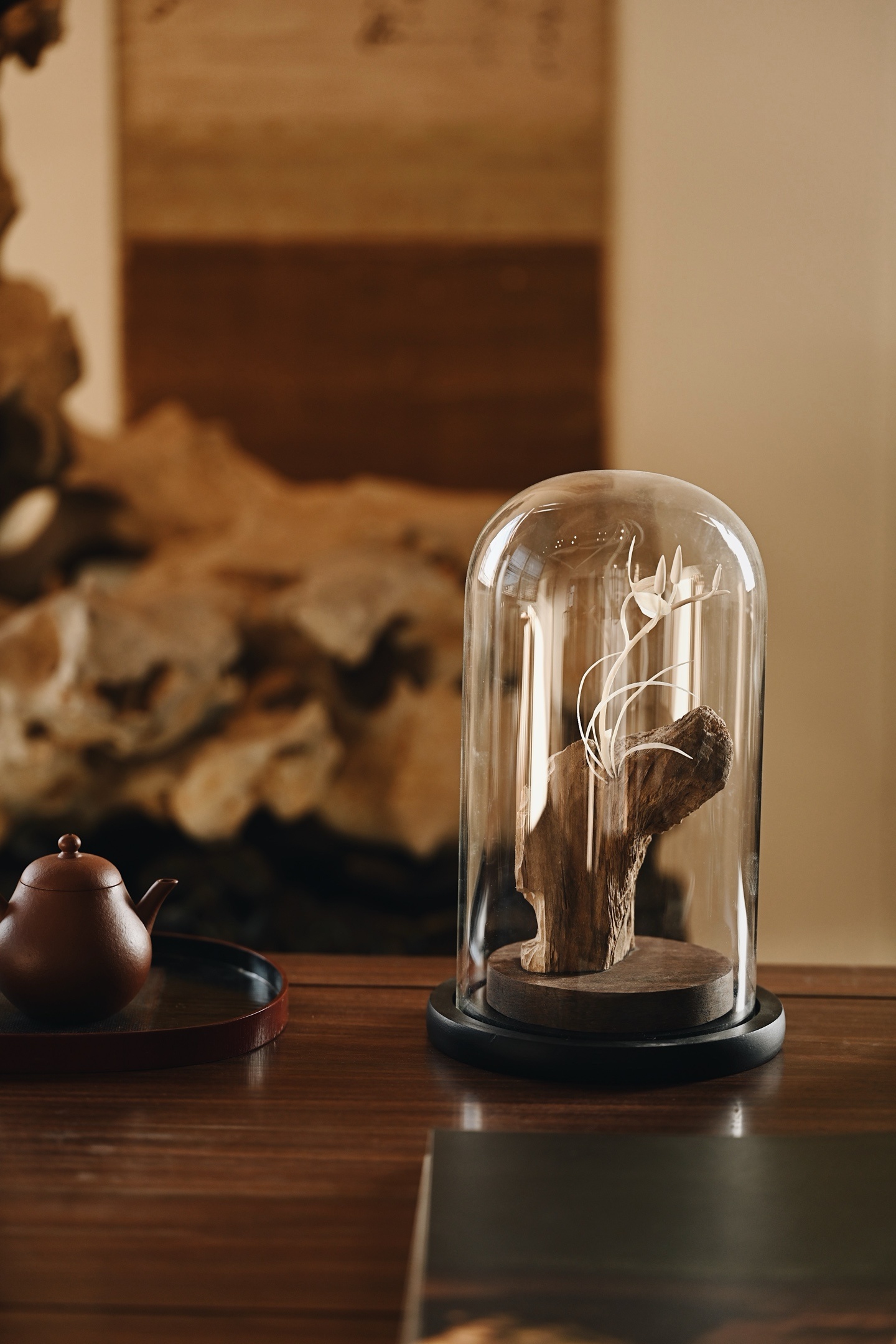 沉香×猛犸 | 素兰清风 小摆件料质温润细腻，嵌兰草清泠舒展，空谷幽芬，陈设案头