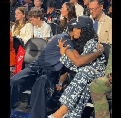 2026NBA全明星现场观战的欧文。 