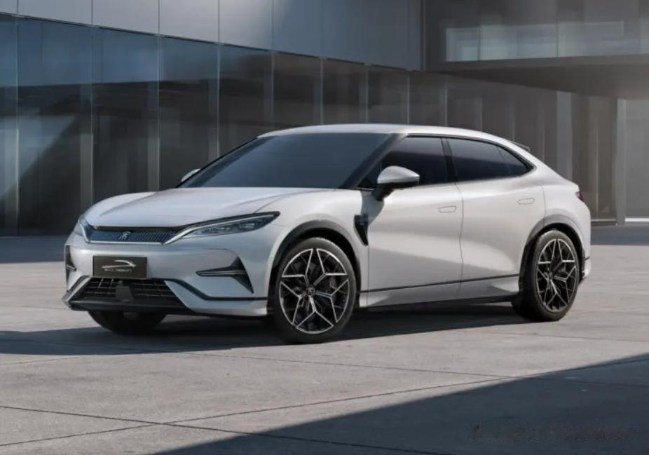 比亚迪宋L正式发布，相比概念车，前脸改动明显。宋L搭载前后双电机，峰值功率分别为