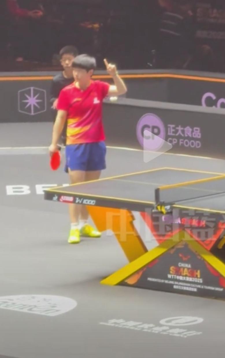 看乒乓球比赛，尤其是两位高热度运动员的对决，以往我总会把音量调成静音，因为现场噪