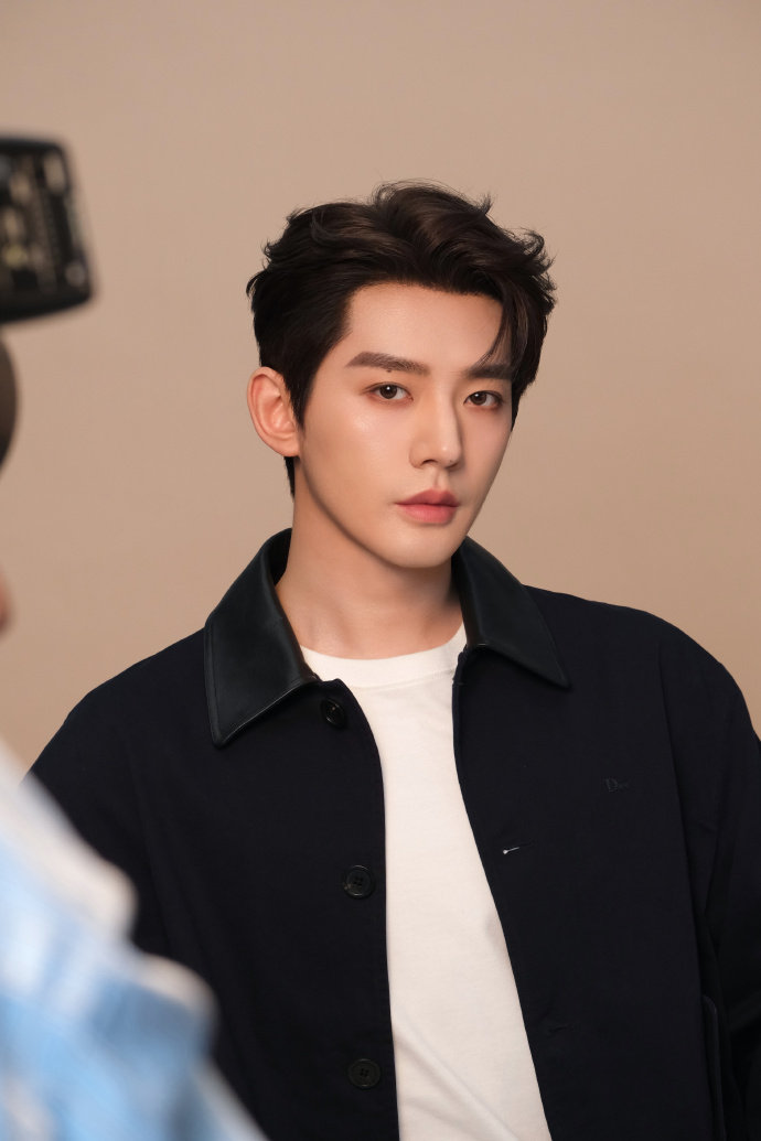 邓为与春日同频 邓为春日牛仔look  邓为春日牛仔look，以色彩开场，与春日