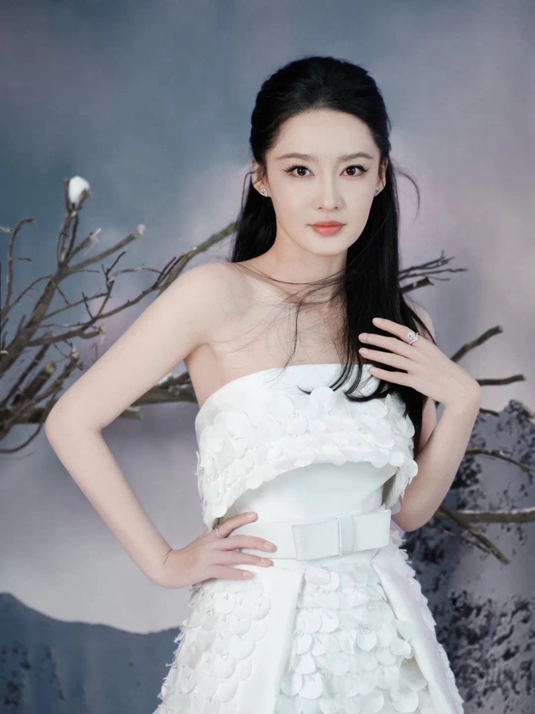 李沁 | “极致的白” vogue 盛典，鸡腿姑娘来了，她就是小说里的白月光吧？