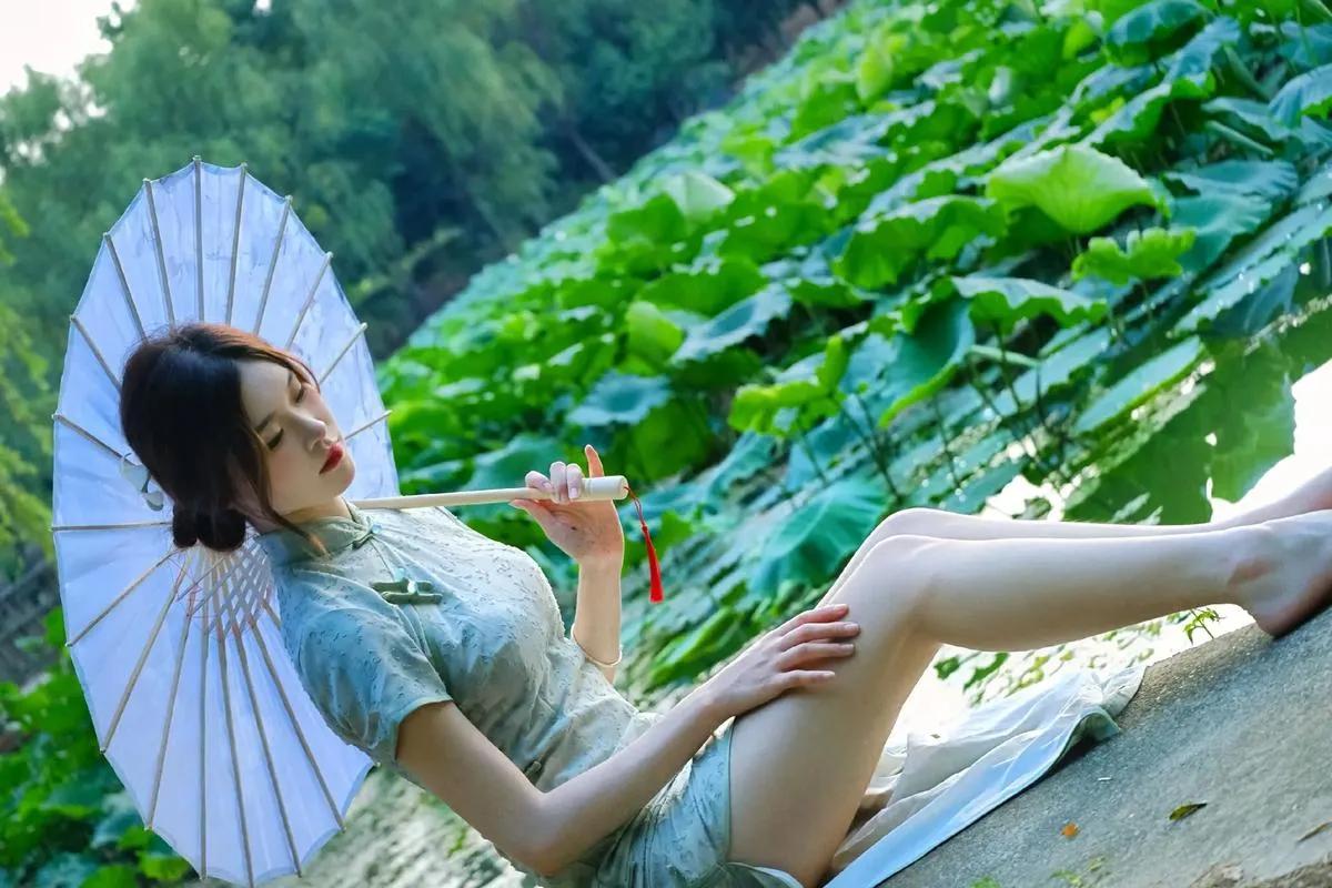 #怎样用诗词夸一个人好看#
 
“云想衣裳花想容，春风拂槛露华浓。”
 
“回眸