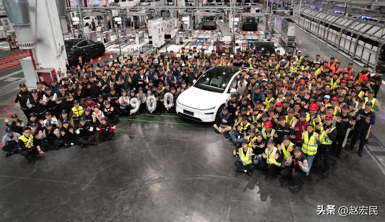 12月30日，特斯拉全球第900万辆电动车在 上海超级工厂下线。这不只是特斯拉的