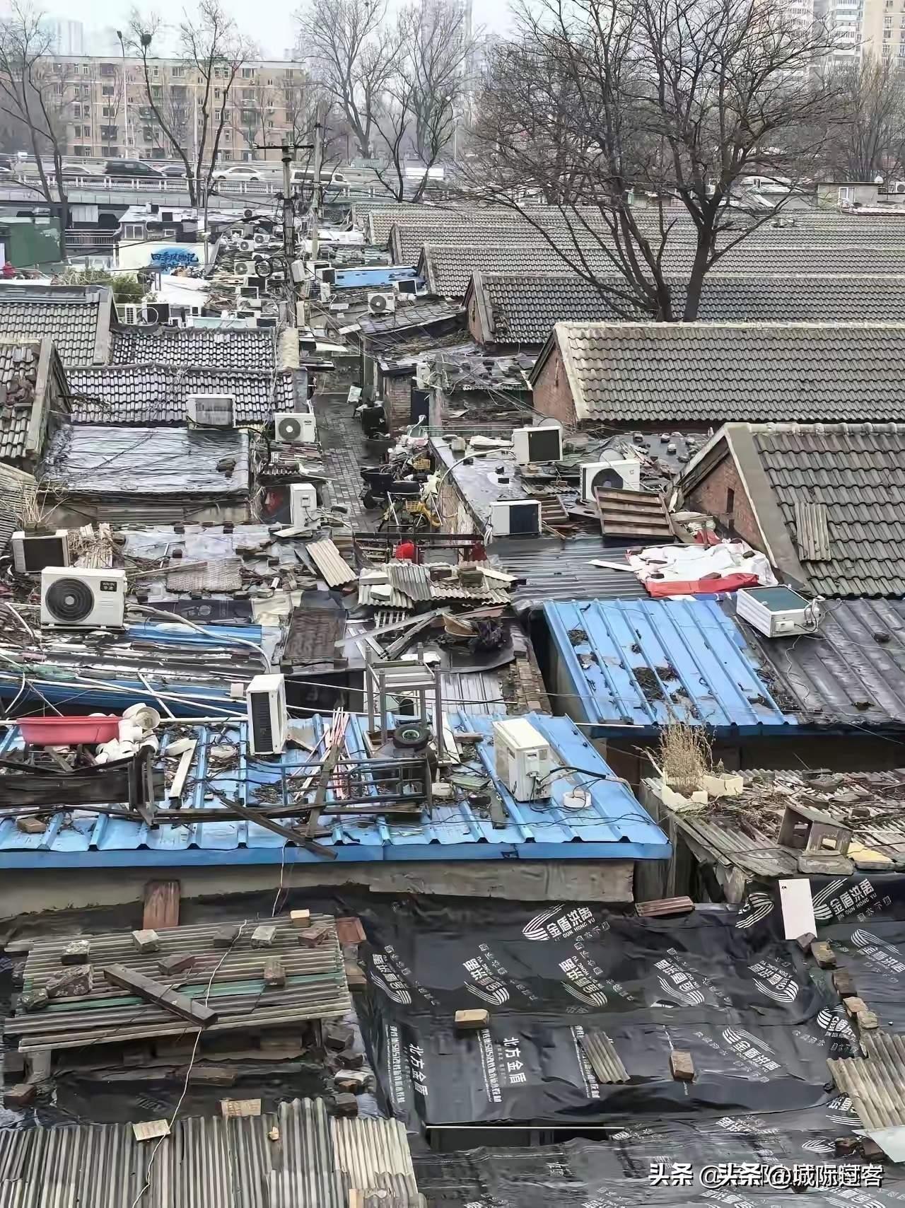 这是北京的某处城中村。还没有我们镇上的房子建筑看着舒服，真的事实可是这样的呢！这