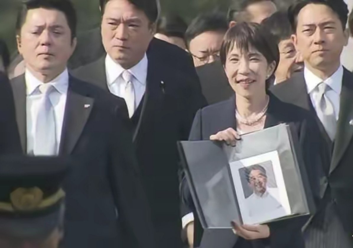 1月5日，高市早苗带着安倍晋三的遗像，参拜了日本伊势神宫。 