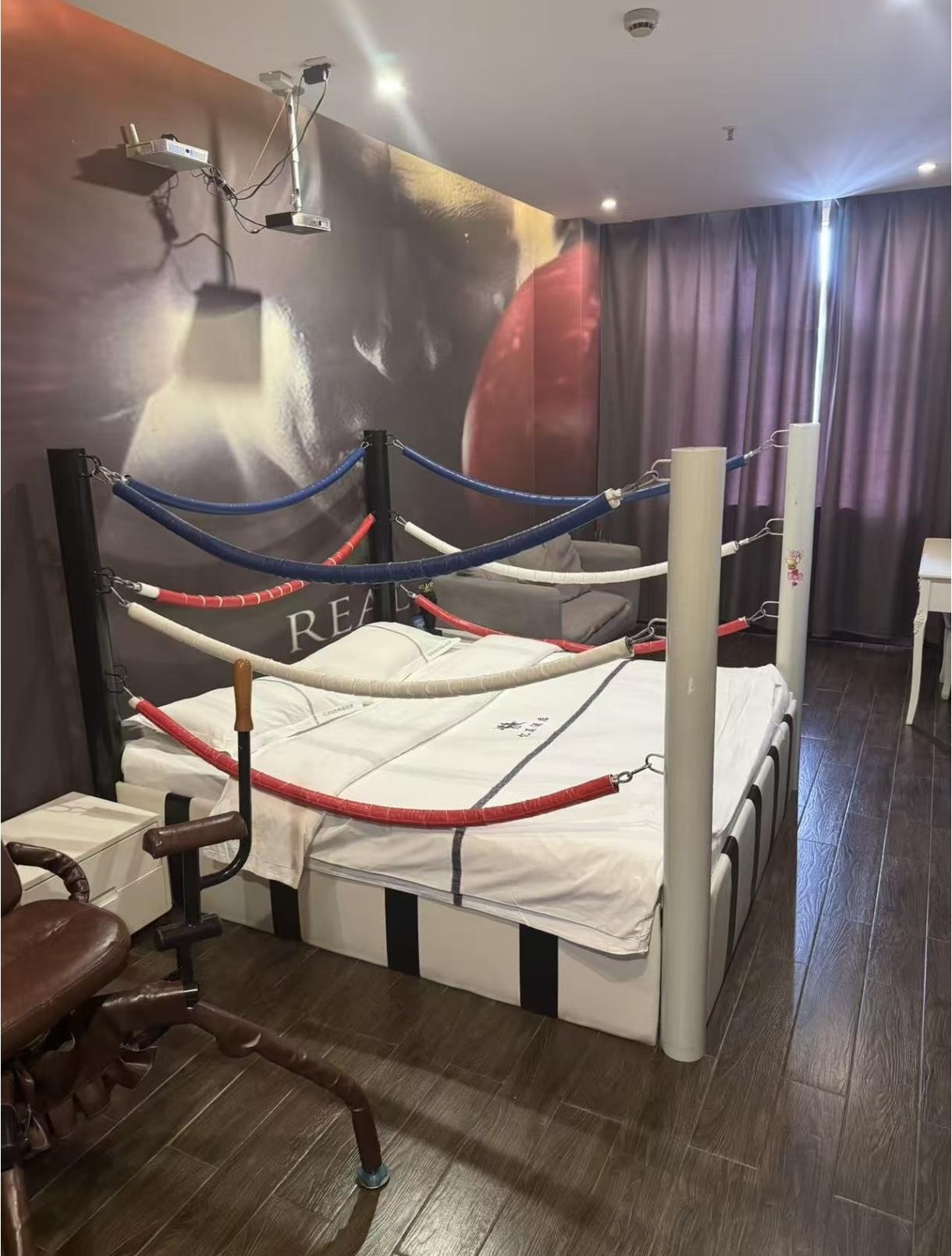 不懂就问，这个酒店的主题房有点新奇，床上这是设的擂台吗？可以选择“酒店 婚房主题