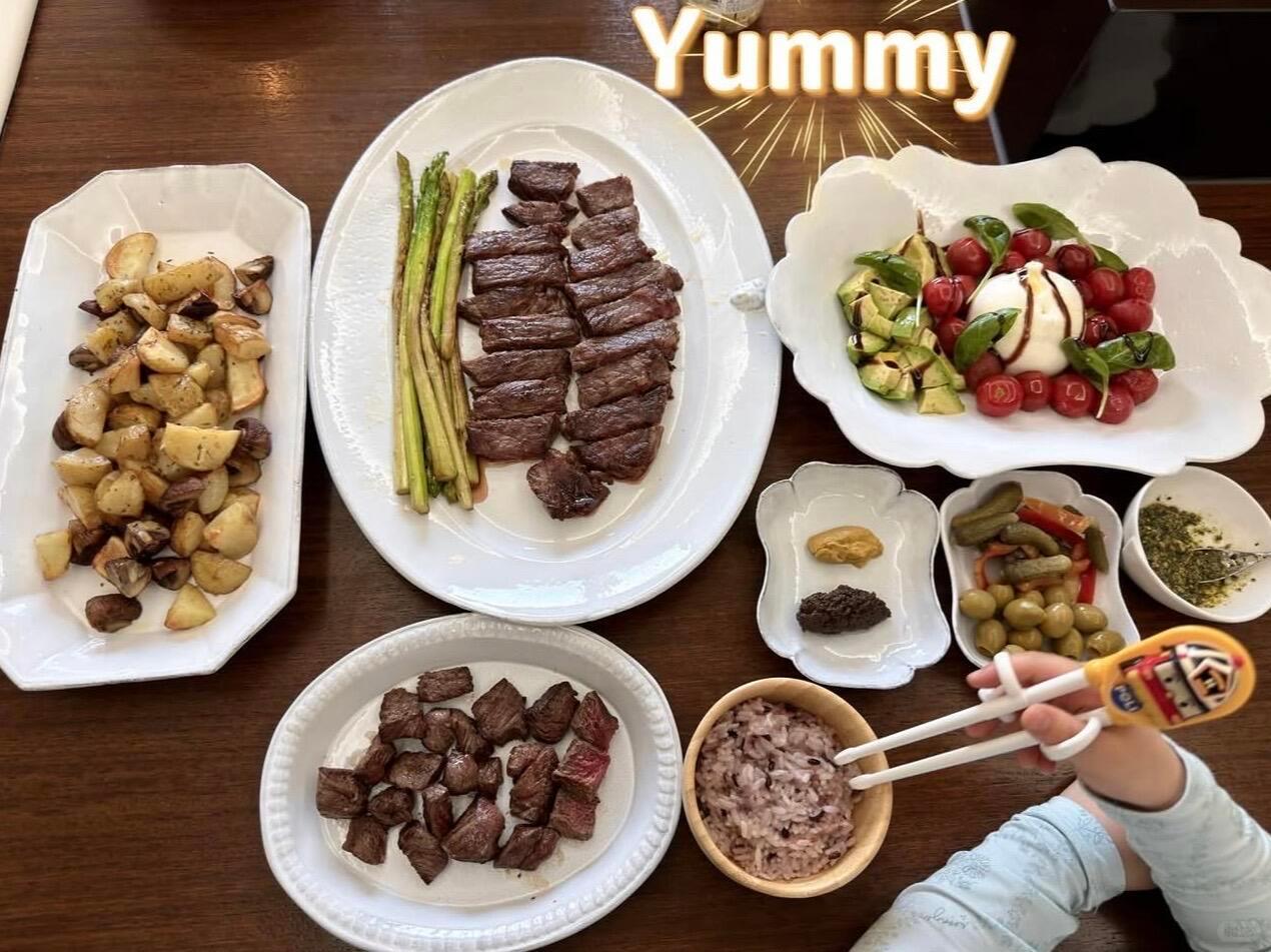 孙艺珍儿子像翻版小玄彬小甜豆软萌日常氛围感十足，乖巧吃饭的模样温柔可爱，颜值完美