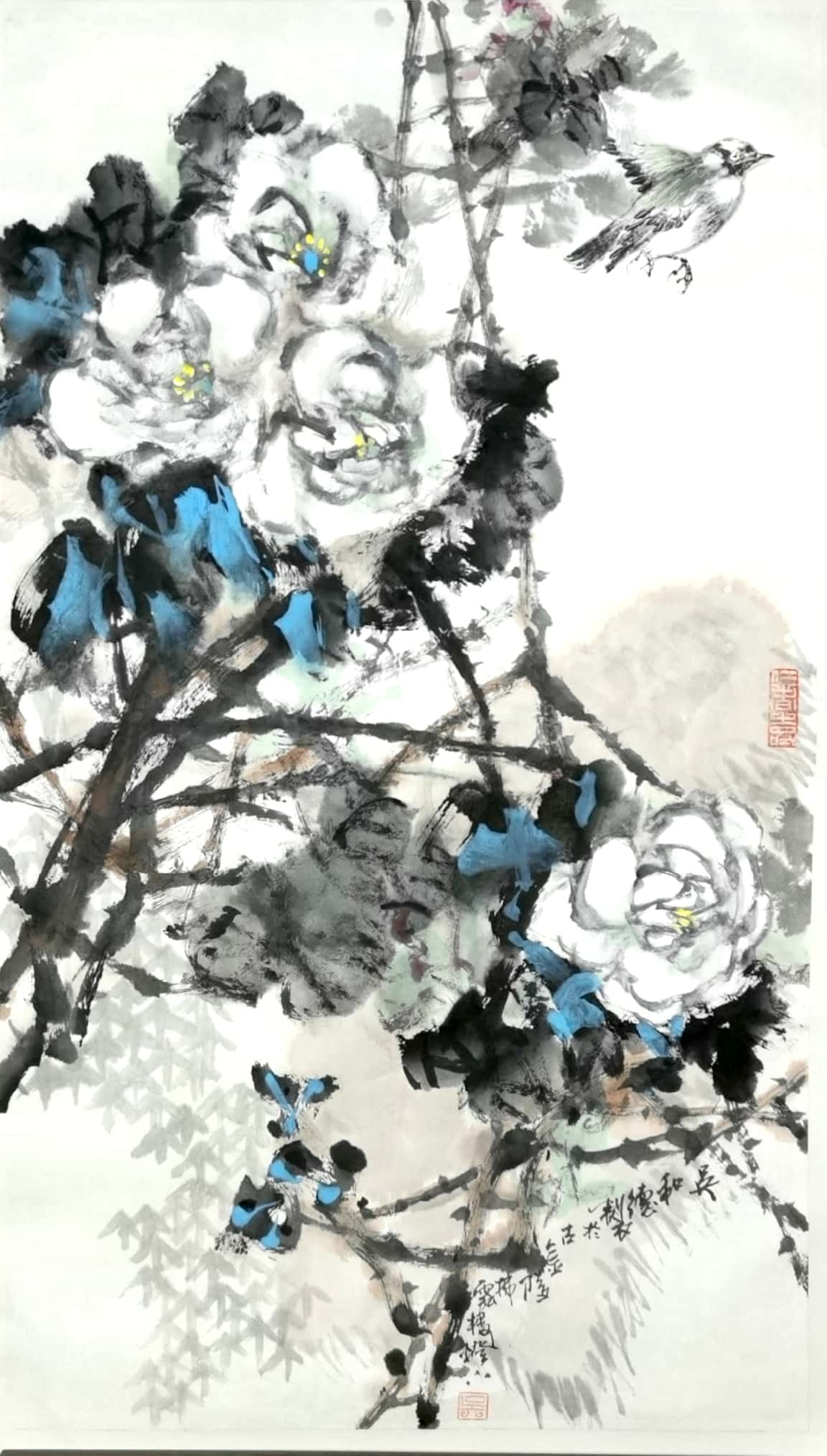 《花间客，墨里禅》画中白花如凝雪，蓝叶似泼墨，枝干苍劲如篆。小鸟孑然独立，似在听