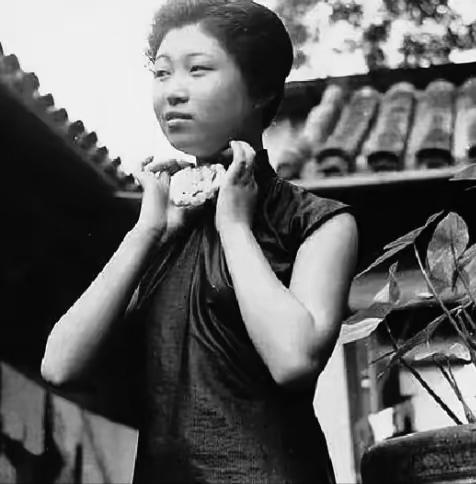 1908年，潘丽正嫁入王国维家，她拉扯七个娃，包揽柴米油盐。

丈夫埋头古籍，她
