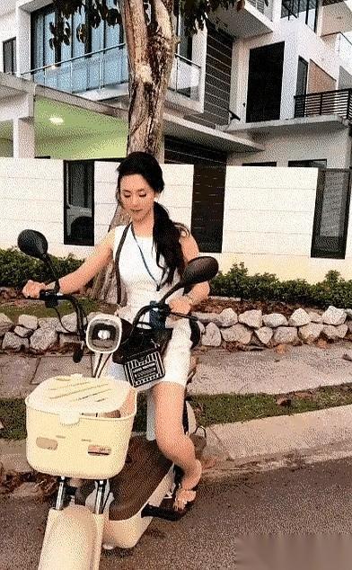 脚抽筋那一下，我人就往下沉。
冰冷的河水往鼻子里灌，肺跟烧起来一样。我扑腾了两下
