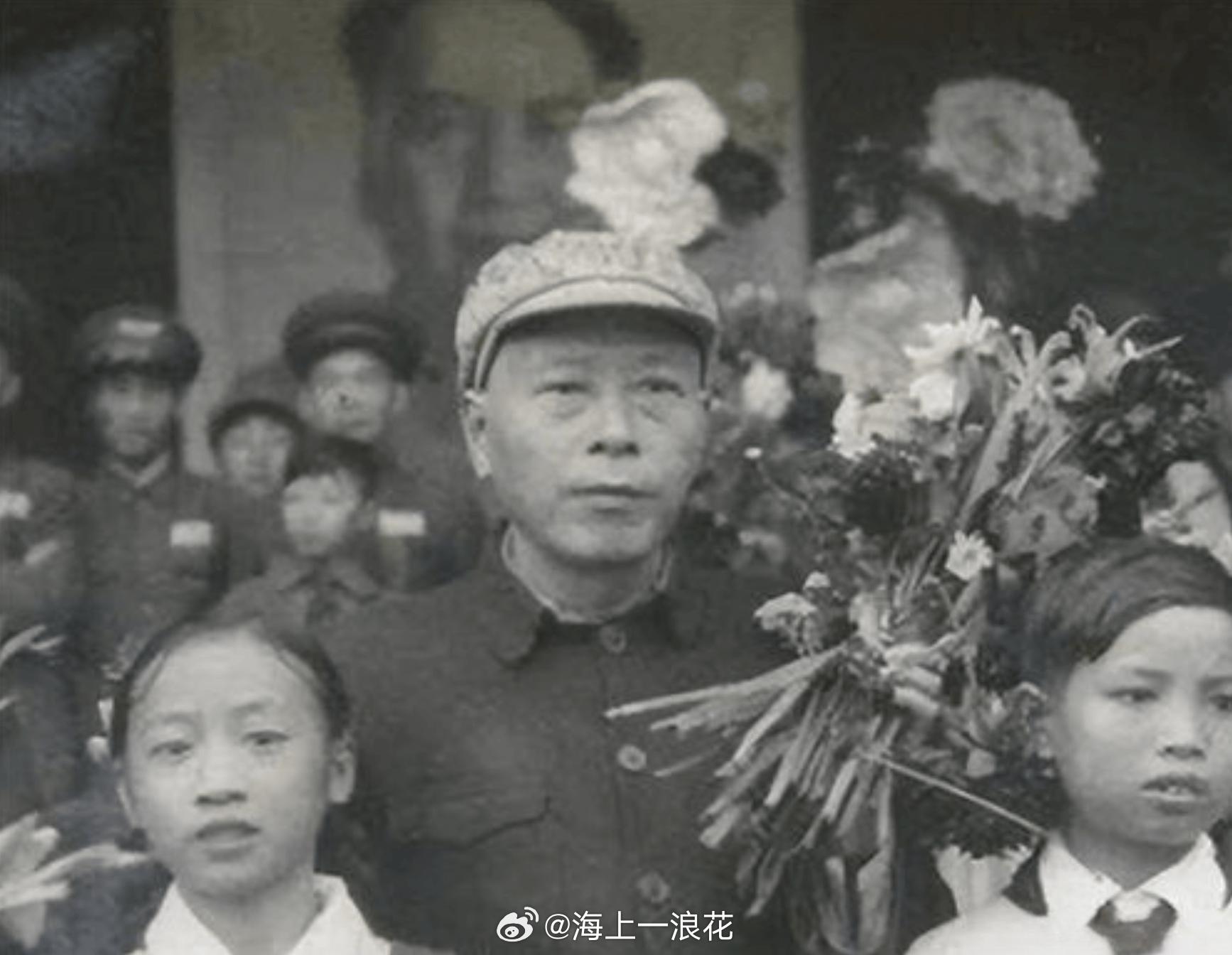 三年大饥荒之四川李井泉李井泉有句名言是：“中国这么大，哪朝哪代没有人饿死！”在中