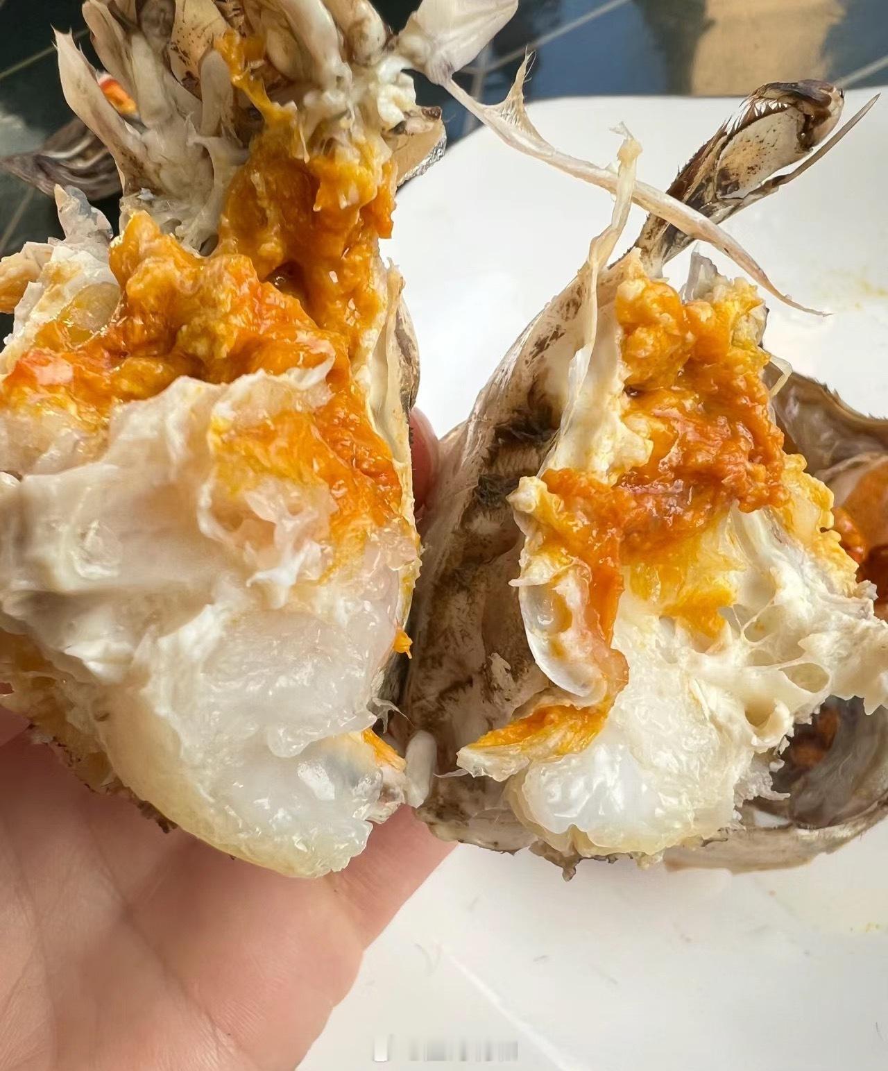 年夜饭加个硬菜。现在的母蟹超多硬黄，公蟹蟹膏爆满，蟹味浓郁，建议公母搭配，去年年