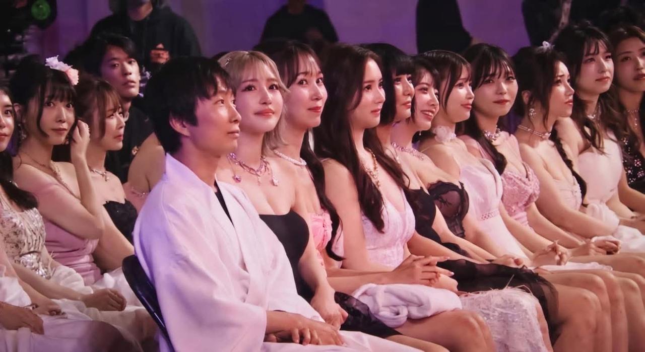 这个赛道小众的不得了，
日本文艺界唯一的顶流。