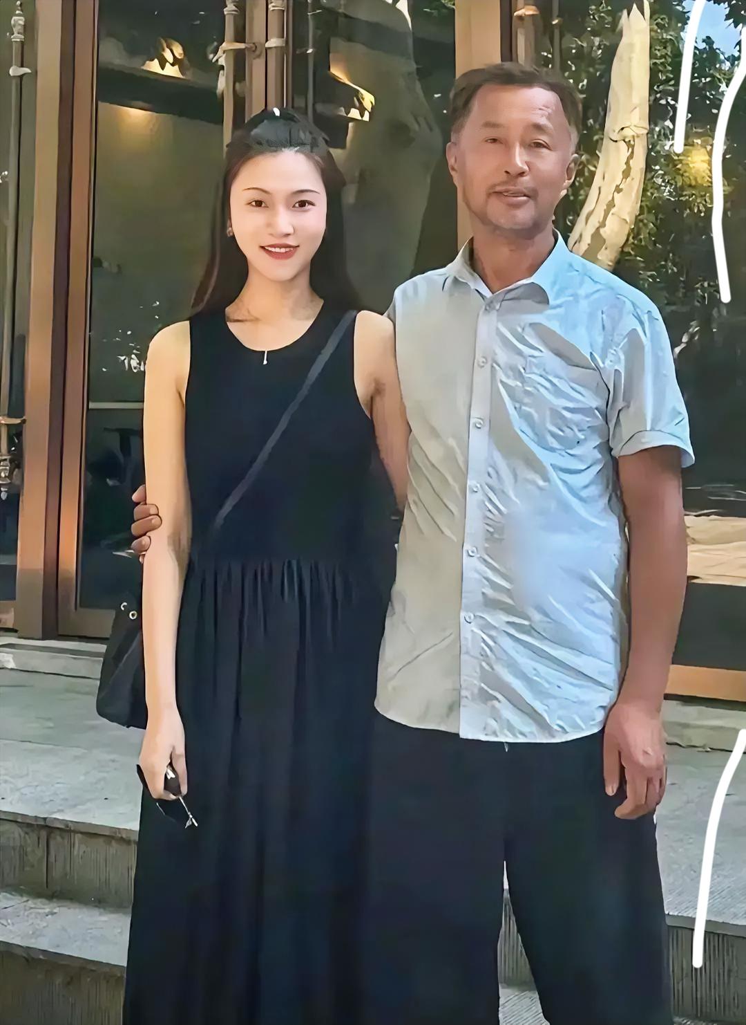 我查了一下，
沈巍和晓晓的事儿，
不查不知道，一查我跪了，
原以为年龄差是道坎，