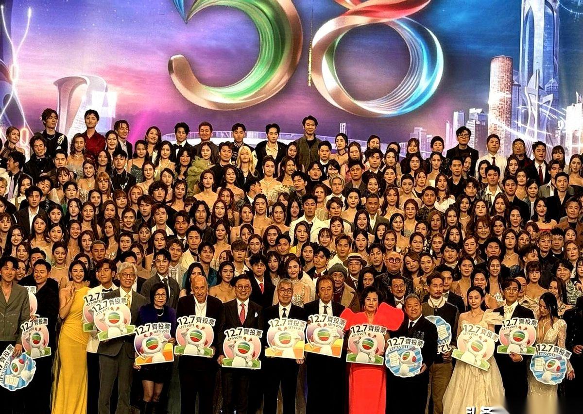 TVB那张大合照，我一眼扫过去，心里咯噔一下。
不是因为阿姐（汪明荃）雷打不动的