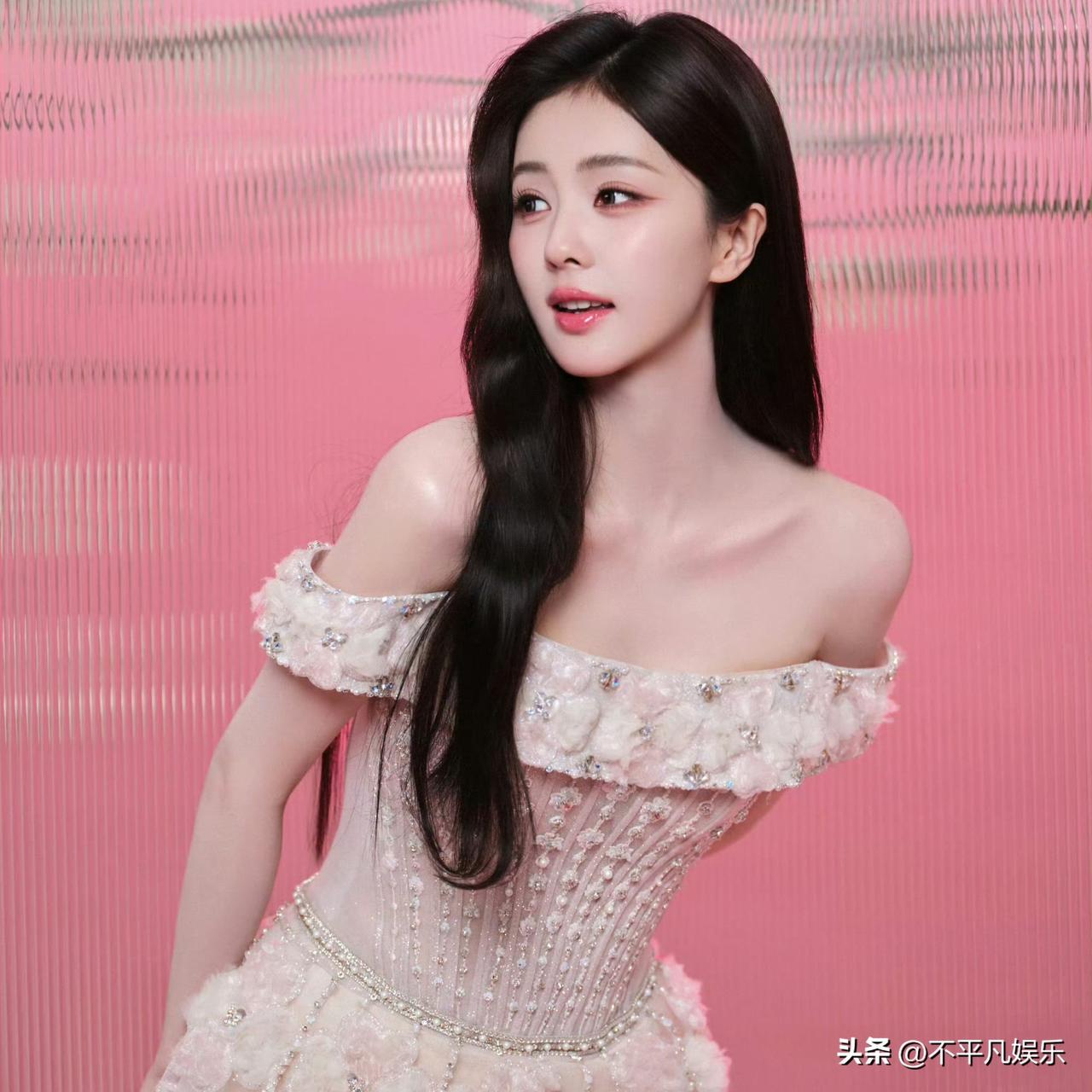 白鹿身着春日玉兰粉裙，仿佛从古画中走出的温婉佳人。裙身层层叠叠，如同盛开的玉兰花