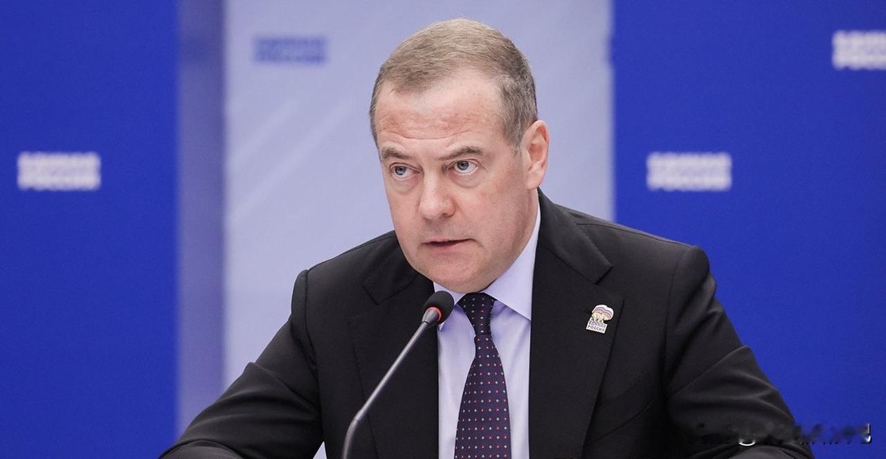 俄罗斯联邦安全会议副主席梅德韦杰夫表示，俄乌冲突已持续近四年，针对美国计划出台新