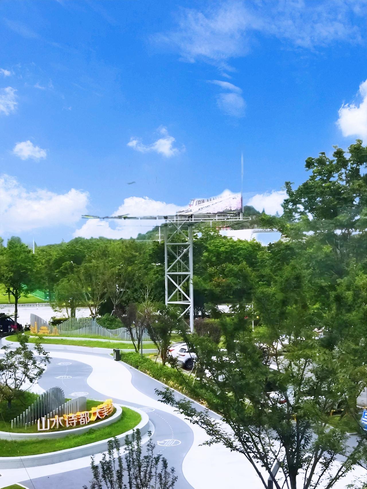 刚送走黄梅天，南京这高温就跟疯了似的。今年 6 月 19 日入梅，7 月 14 