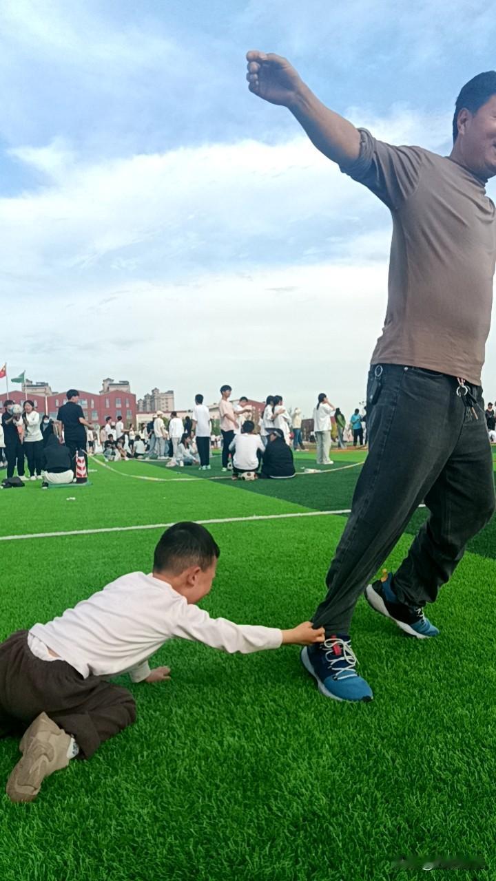 操场追爸名场面！
这才是童年该有的样子✨
 
学校操场这一幕太暖了！小家伙拽着爸