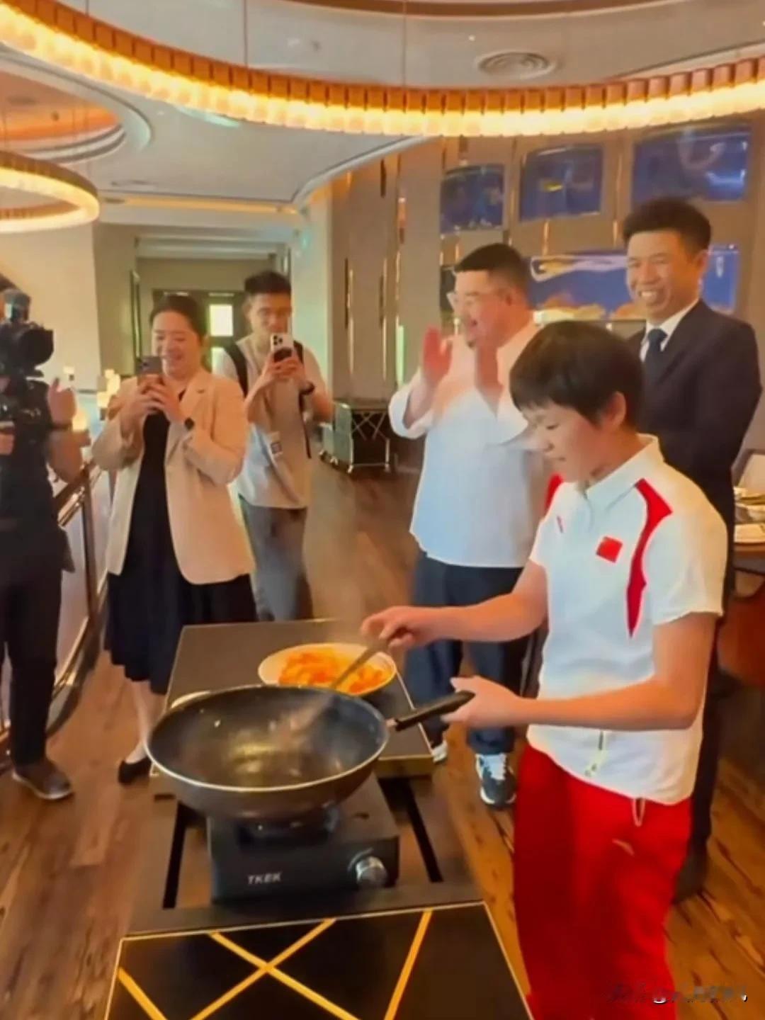 全红婵真是一个宝藏女孩，这不前两天又解锁的新技能———精通厨艺！

提及全红婵，