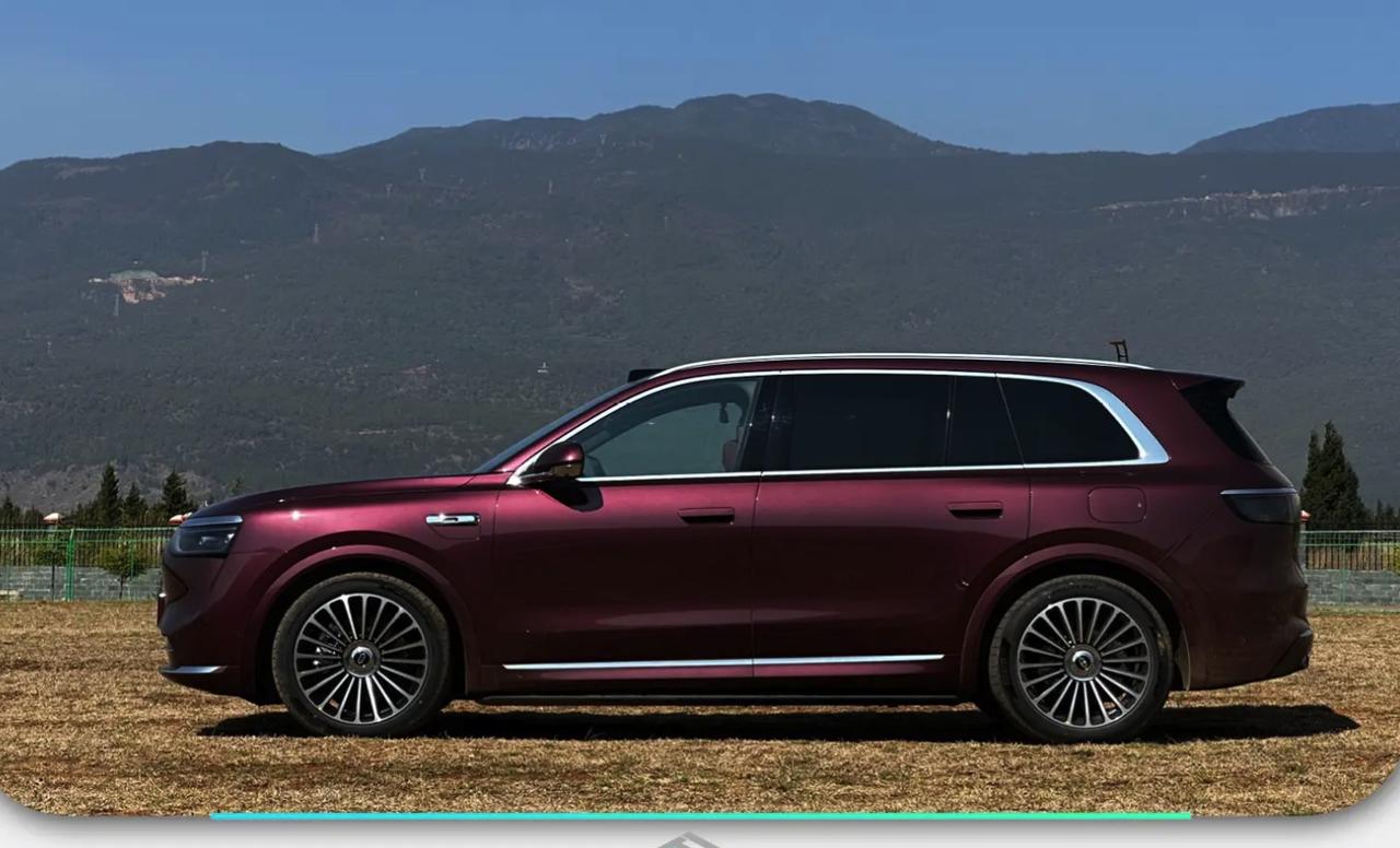 问界M8作为问界品牌的家用旗舰SUV，与其姊妹车型M9相比，在硬件配置和动力系统