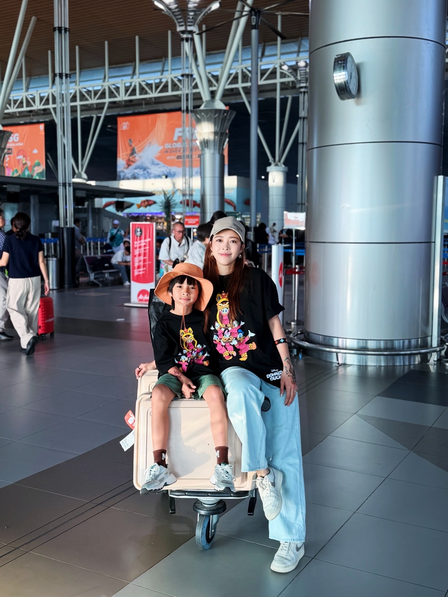 赖慰玲带儿子到马来西亚旅行 