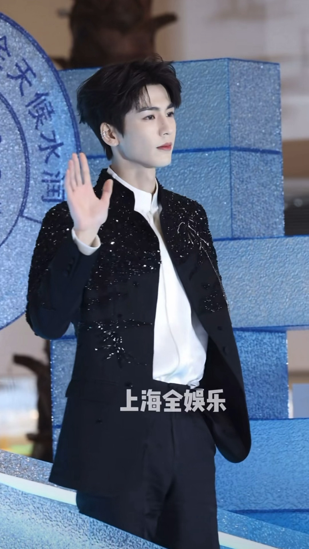 张凌赫帅到犯规梗也绝 张凌赫现身上海活动，一身西装将他的好身材展现得淋漓尽致，宽