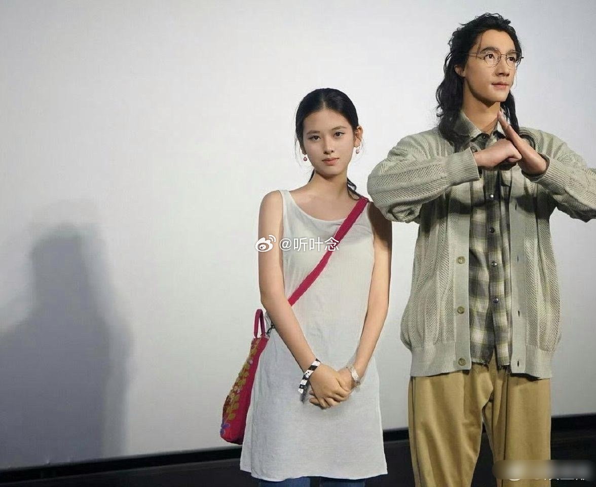 这个女生是谁啊好漂亮，尤其是这双眼睛好像会说话的样子，很吸引人[羞嗒嗒] ​​​
