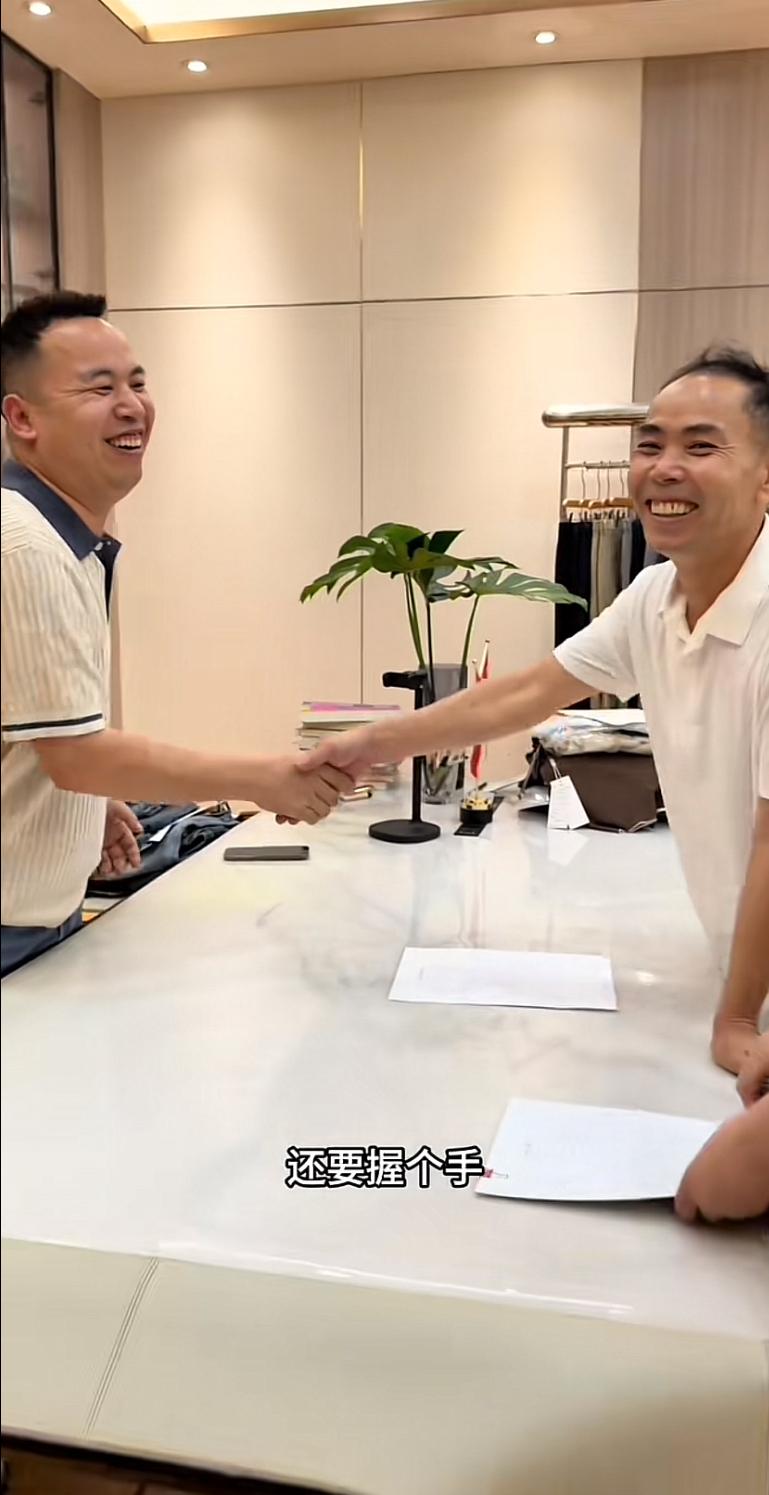 张大炮被人挖了墙角。老廖被钣金姐促成了自立门户，而张大炮耗费资源打造的老廖草根人