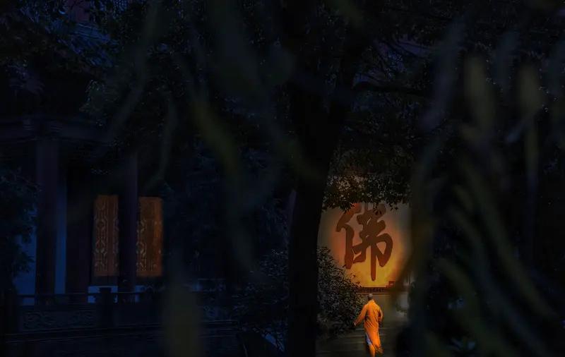 在人生的漫漫长河中，不少人被得失的执念所困，为功名利禄奔波得晕头转向，被悲欢离合