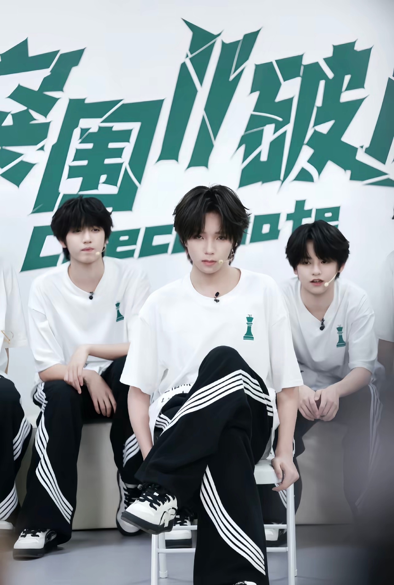 王橹杰王橹杰付彬言如果把爱写成专辑，你一定是主打曲，江山万里 尽收眼底 无一是你