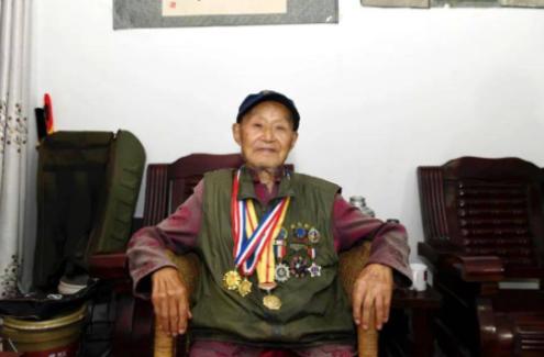 1984年，我国一名22岁的士兵陈洪远，意外发现一窑洞，里面竟然还传出女人的声音