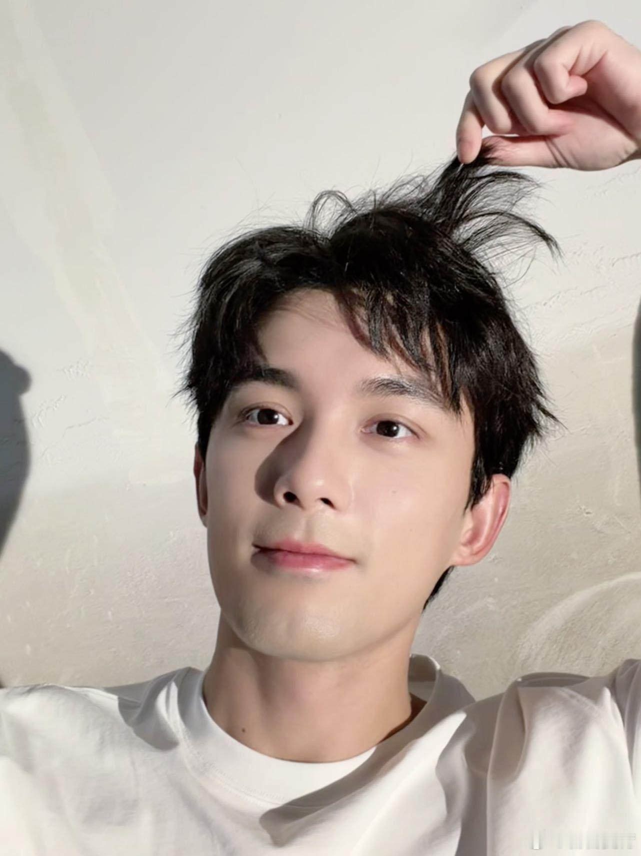 吴磊想换个发色今日份日常惊喜掉落，吴磊发自拍了啊啊啊 谁懂！！！ 
