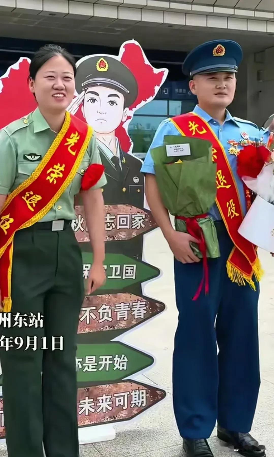 笑死了！两位兵妈妈同在高铁站接退役的女儿和儿子，男孩妈妈的一个举动，让这段奇妙的