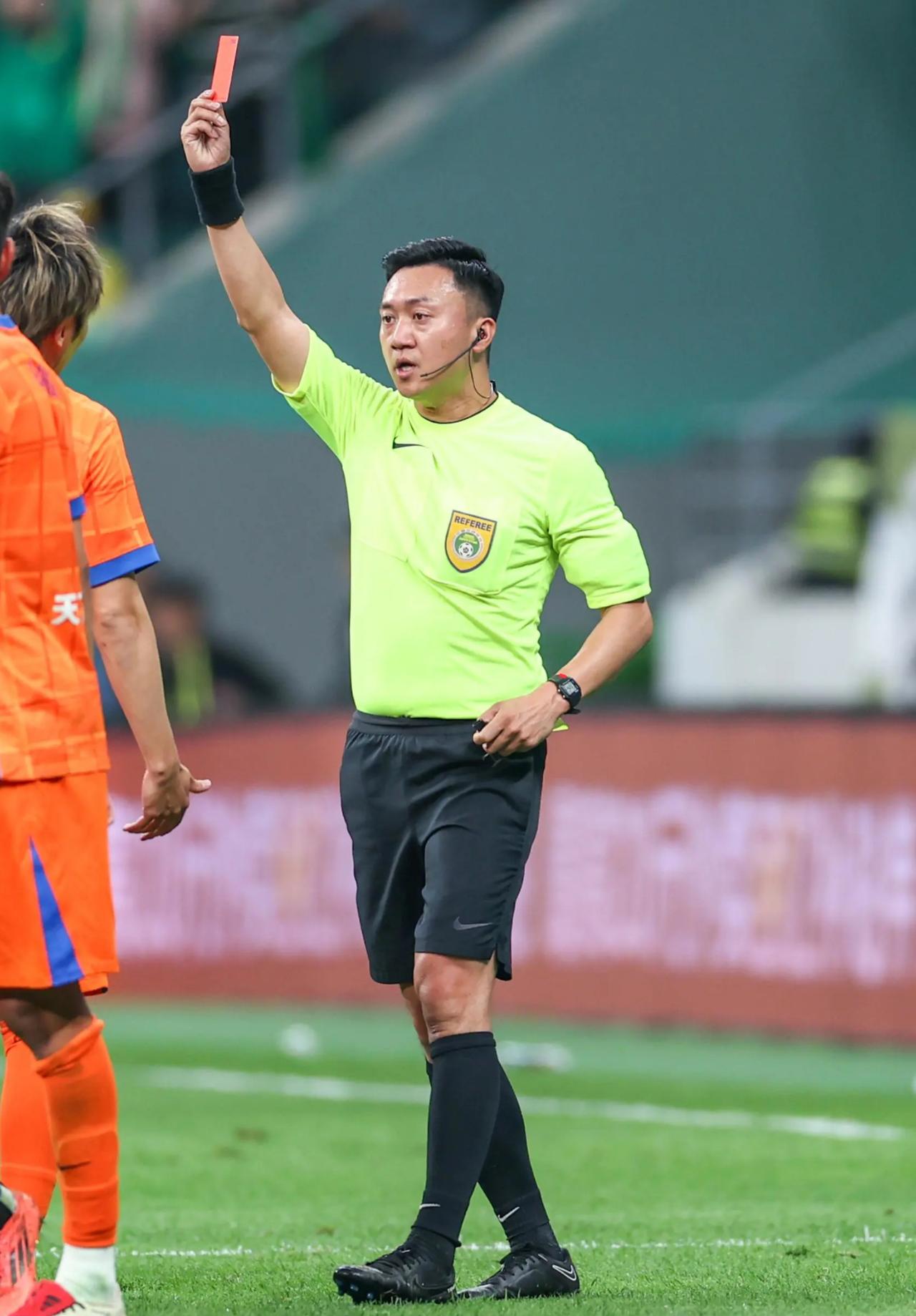 泰山球迷要理性看待“买买提江+唐顺齐”再次联袂执法京鲁大战。
1、买买提江的控场