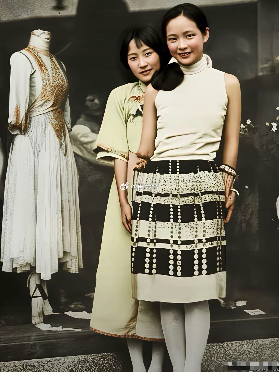 1927年，徐志摩老婆陆小曼、和唐瑛在某服装厂合影留念。当年陆小曼25岁，唐瑛1