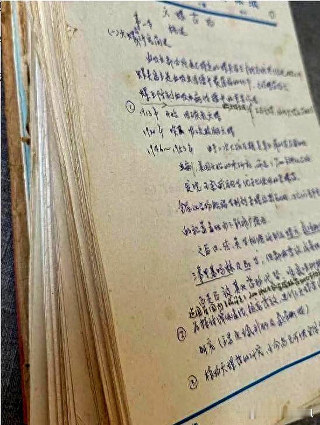 2024年秋，南京1女子在废品站发现一摞发黄的手稿，她问摊主：“这多少钱？”老板